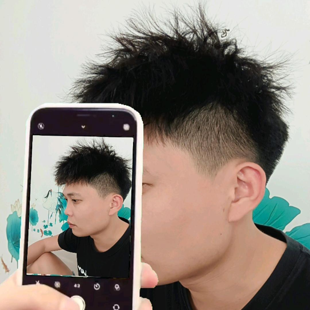 吴 三三