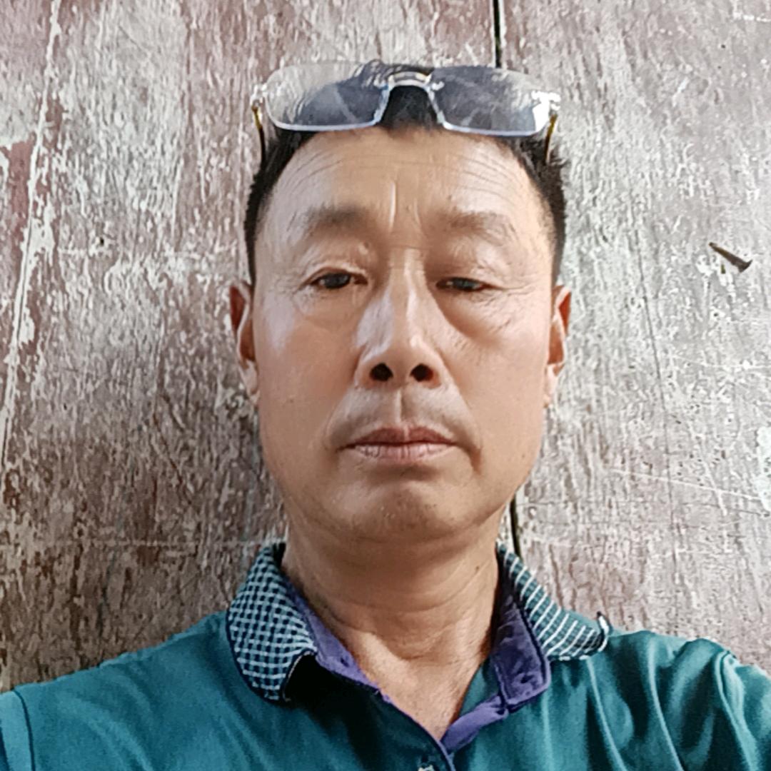 坐在月亮沟上钓鱼。