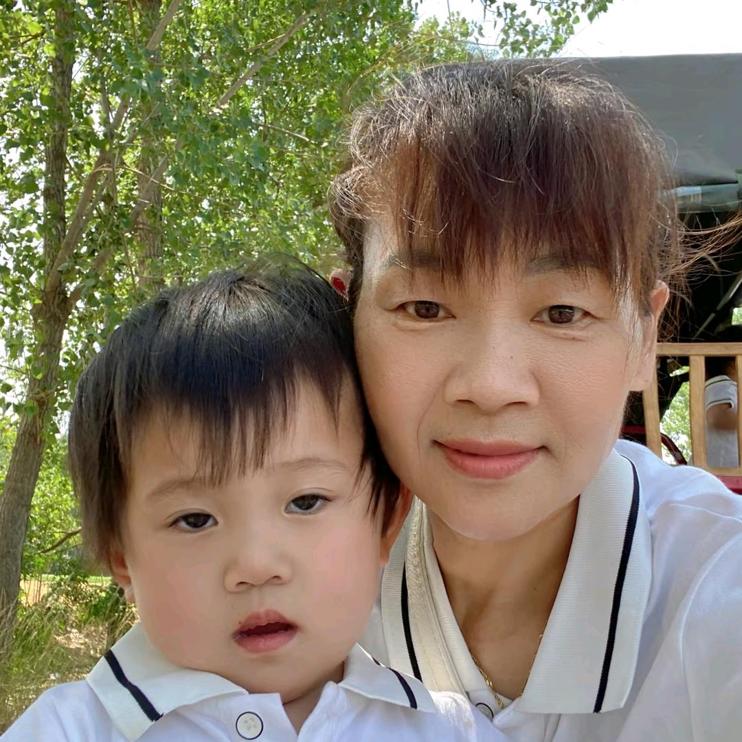 我是三胞胎的奶奶。