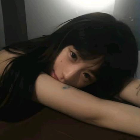 在雨中告别。