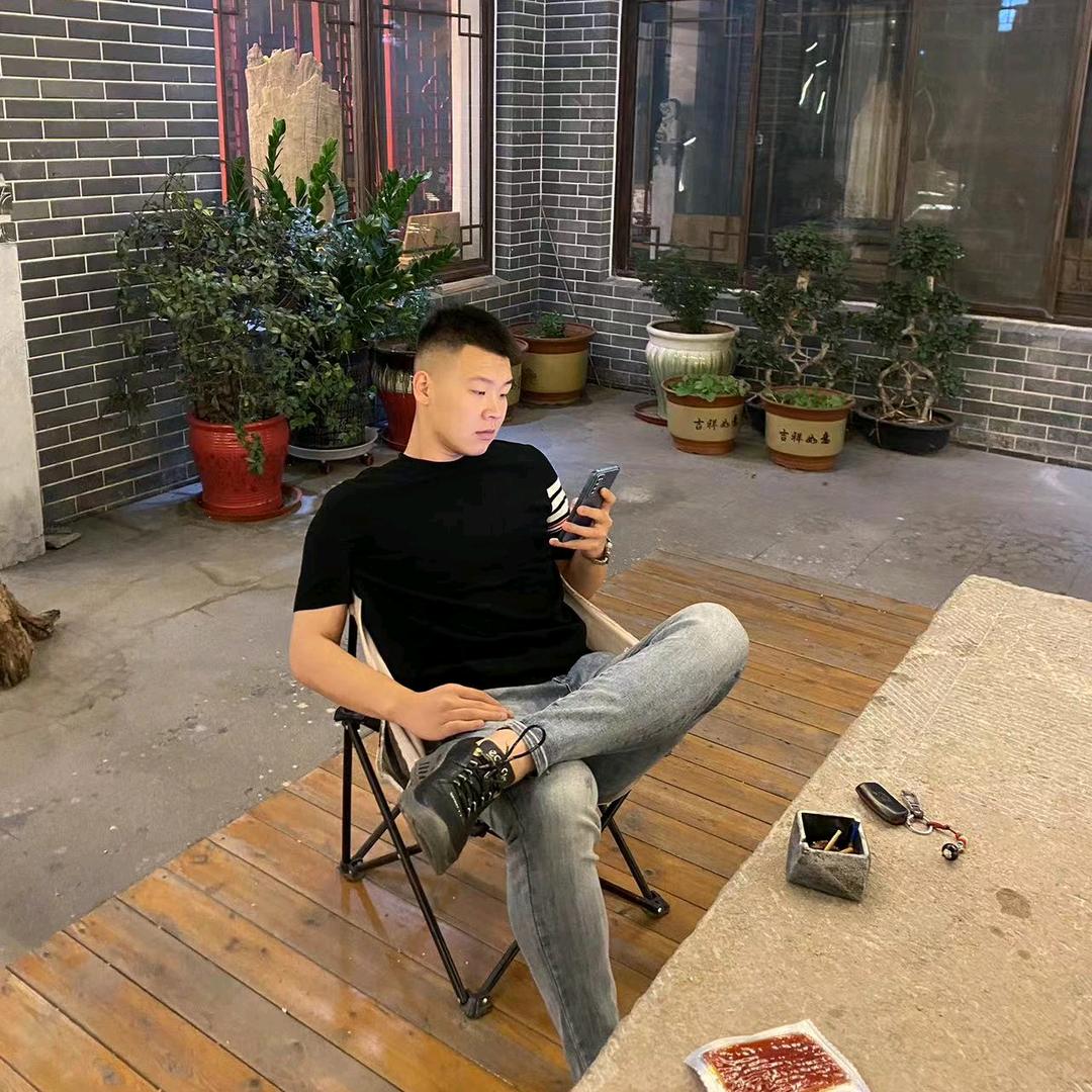 阿伟.