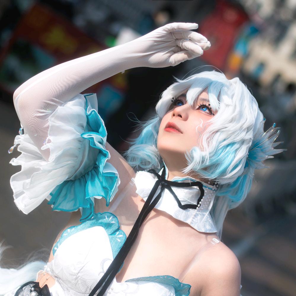 coser月白°🎤一万粉剃光头