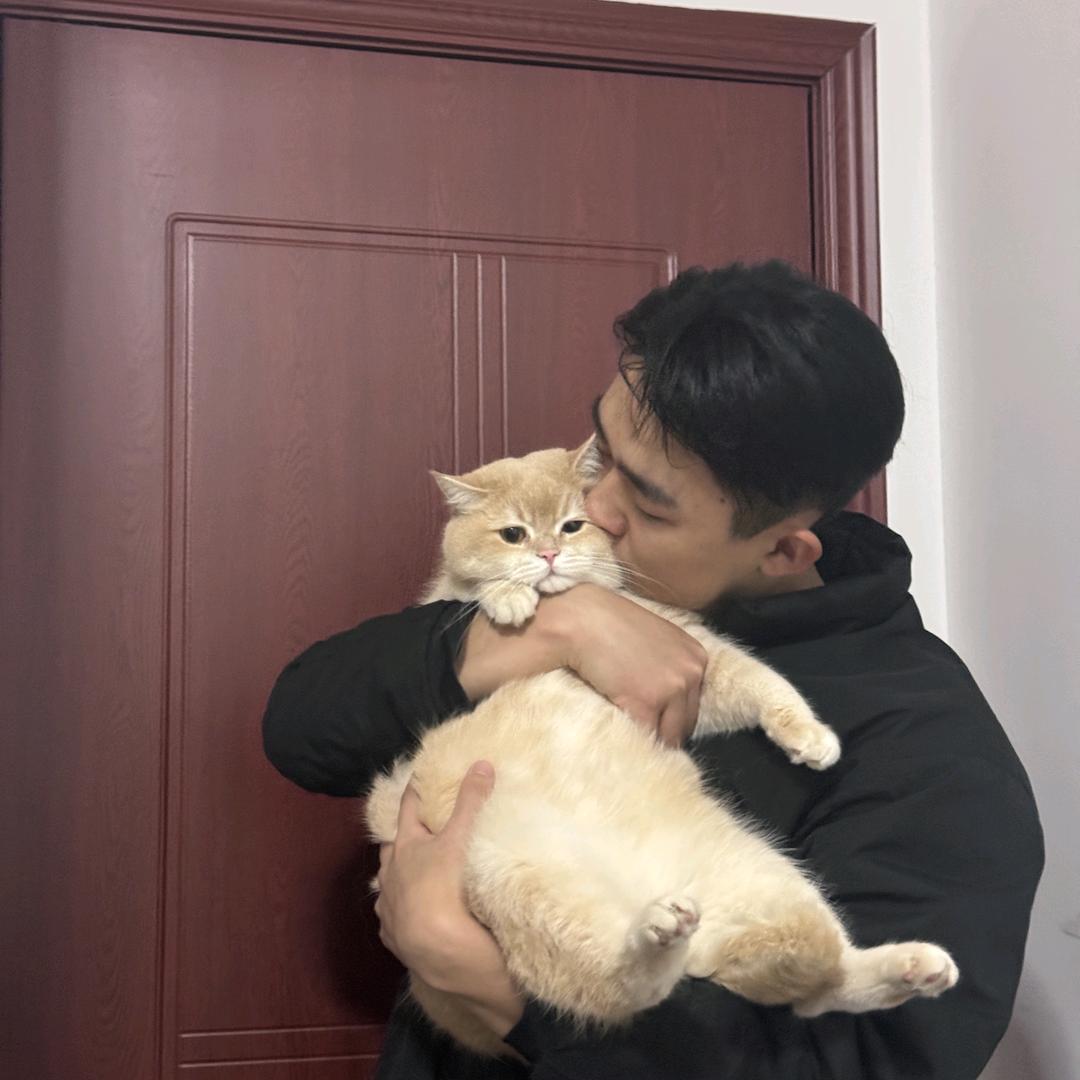 戴假发的刘微笑