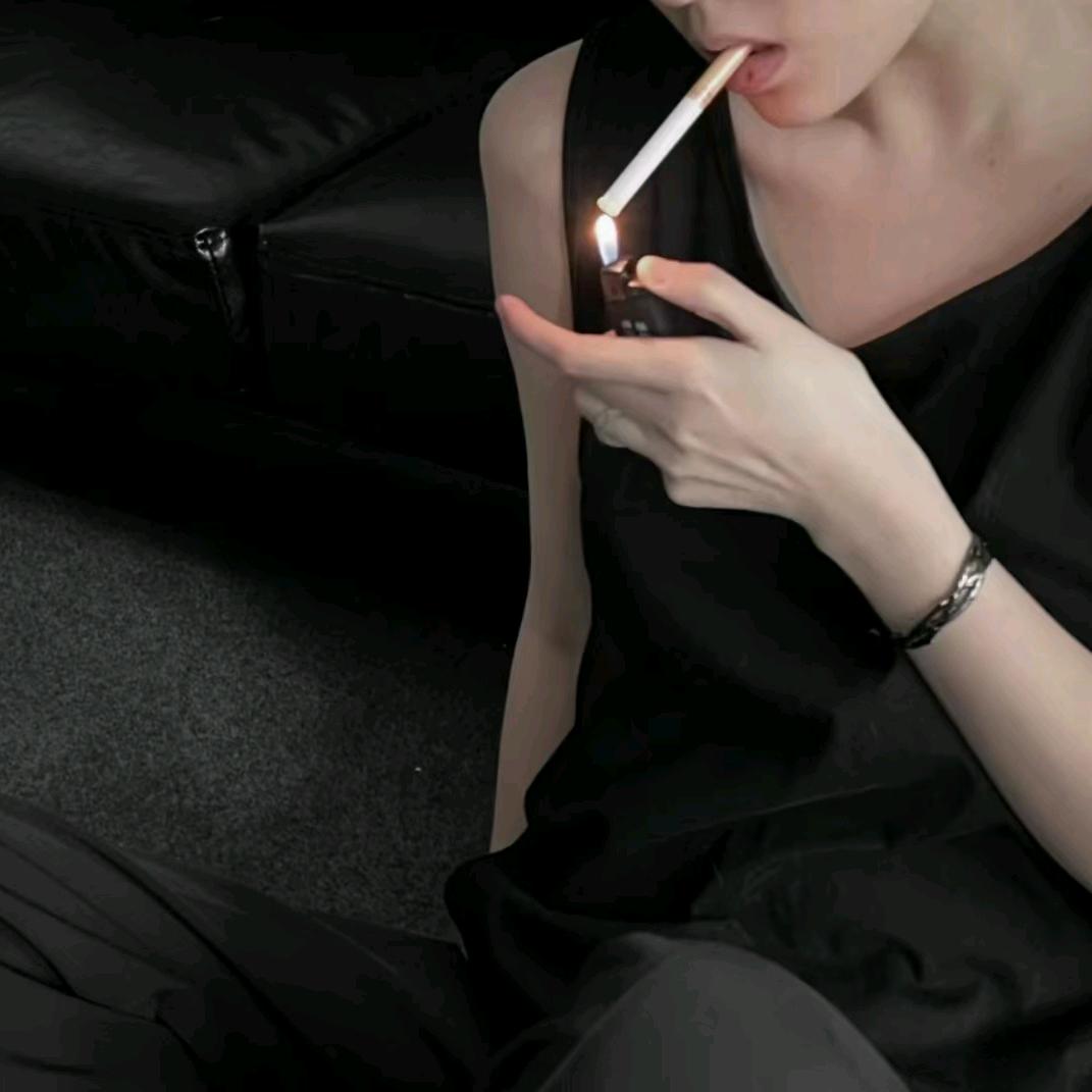 半夜饥肠辘辘偷吃过期拼好饭