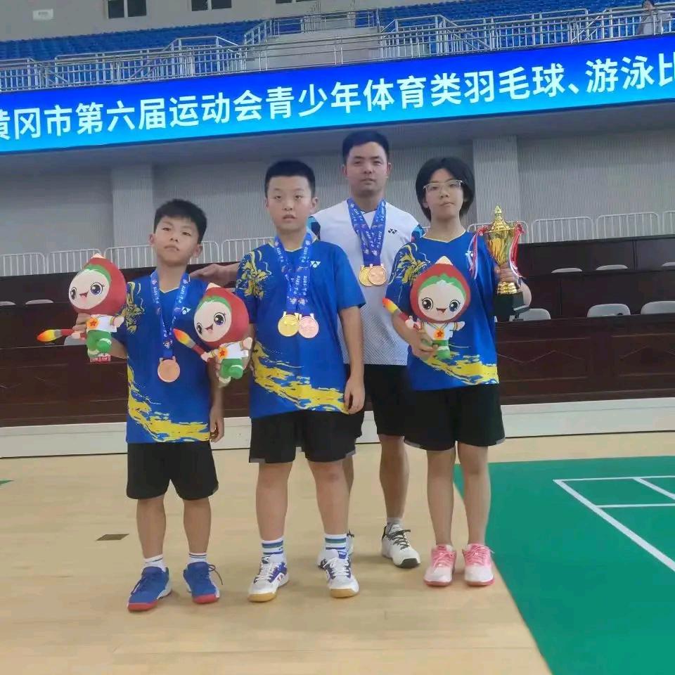 梅川菜鸟体育羽毛球培训学校