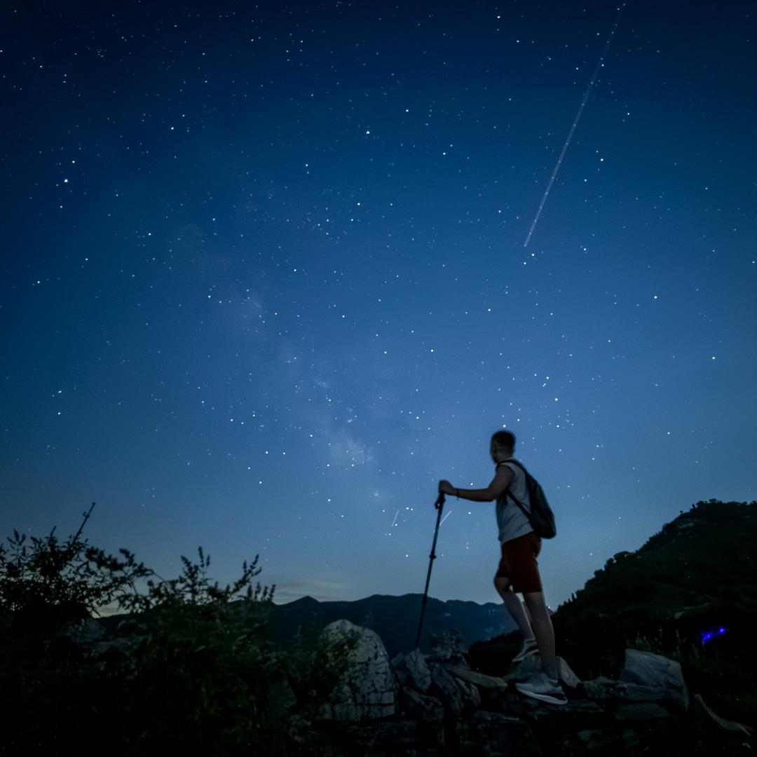 安 . 📷