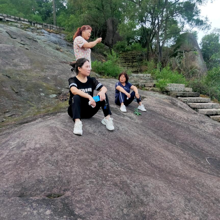 我们在西边山坡上