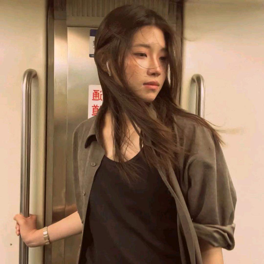 半夜蘸着舍友的屎一口一个爆浆小蟑螂