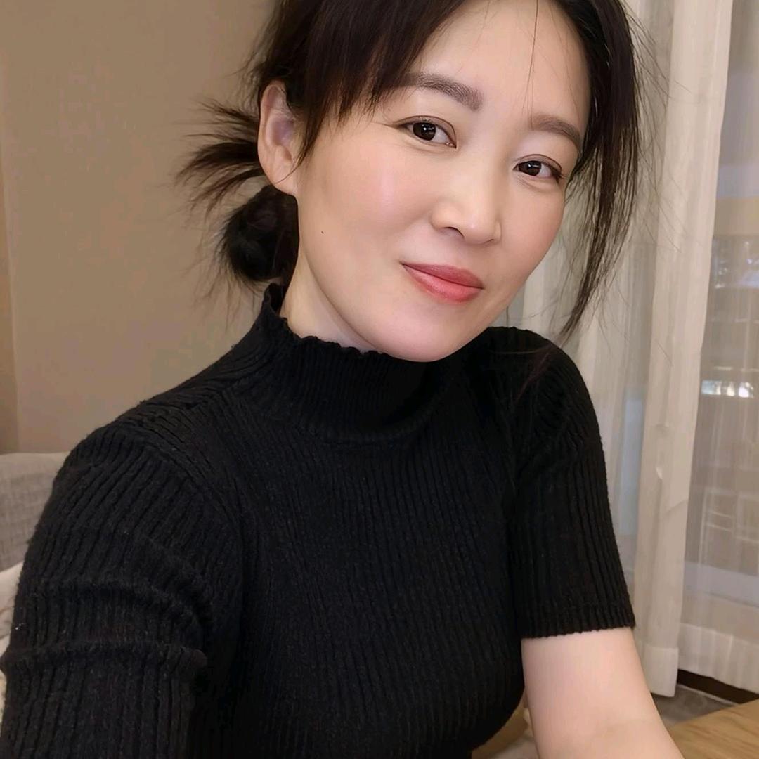 单亲妈妈守家守孩子。