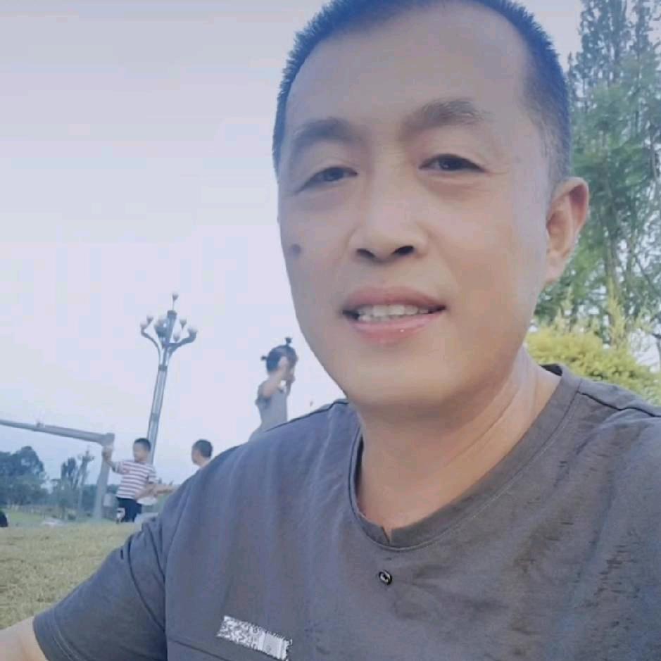《村口那条小路》户外二哥》