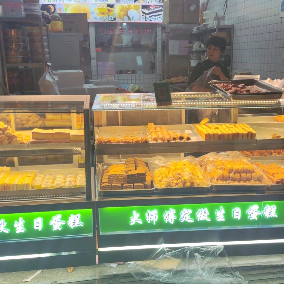 大师傅订做生日蛋糕。