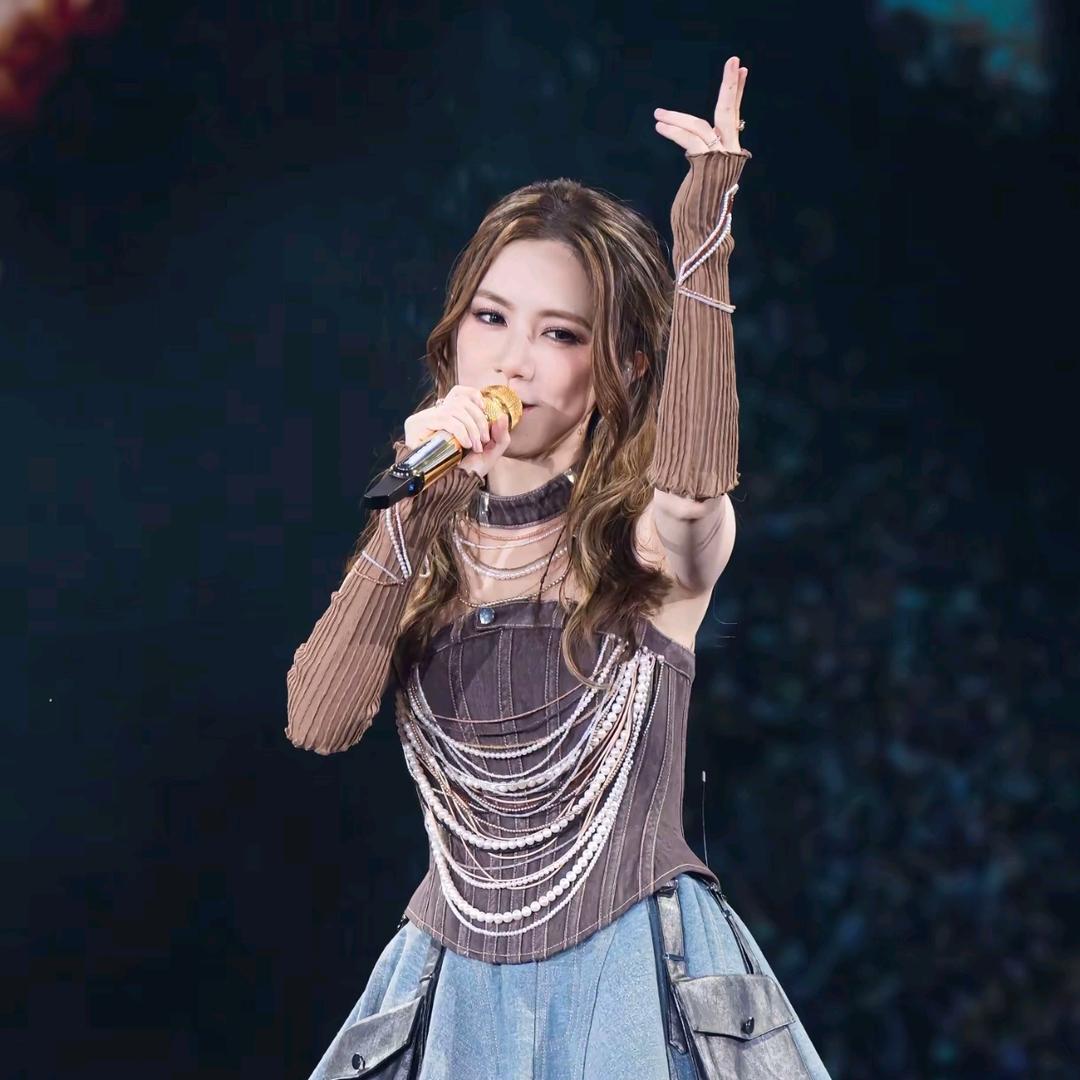 G.E.M.默默