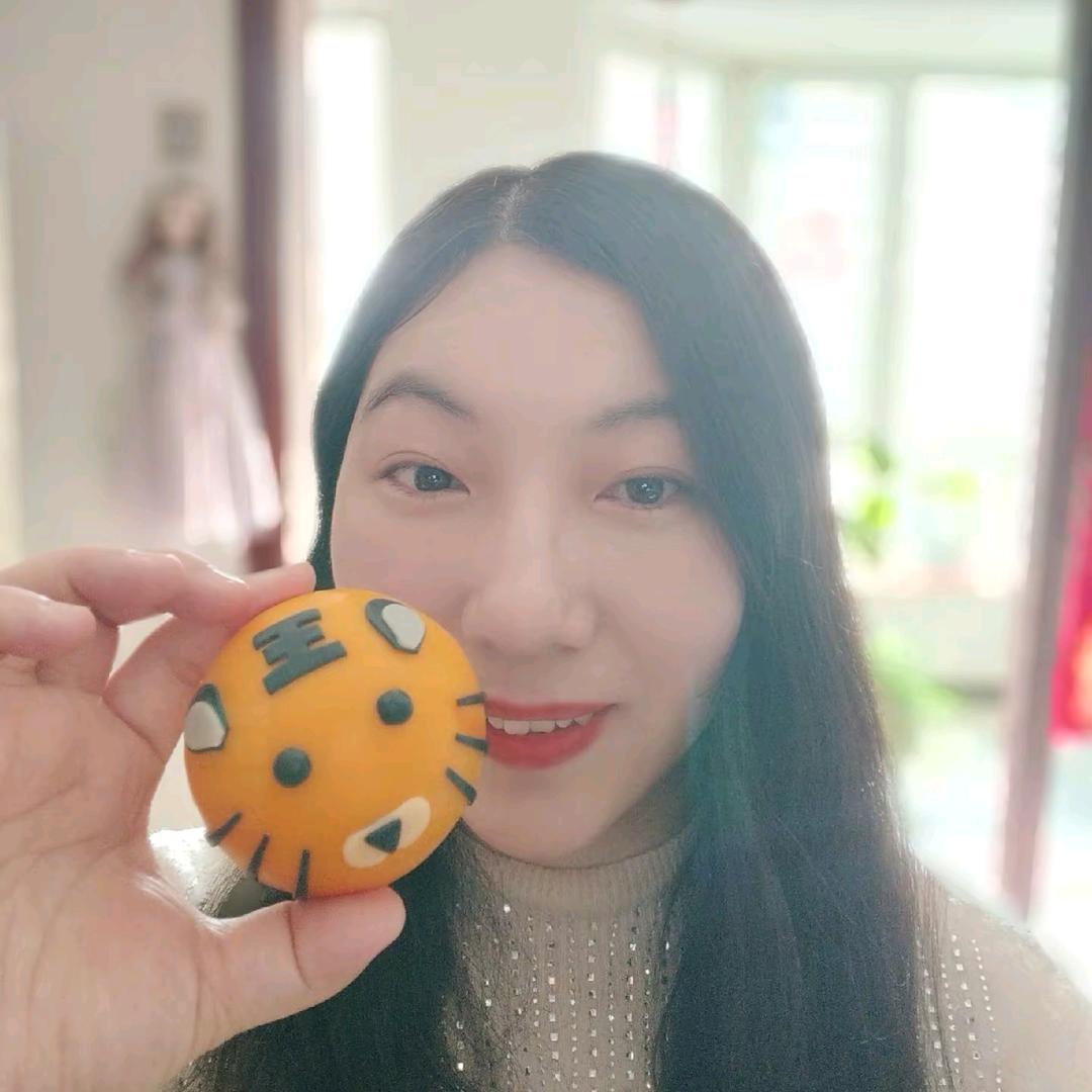 对着幸福的晴天微笑