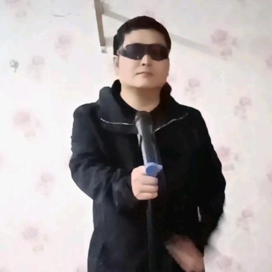 草林中漫步视频者