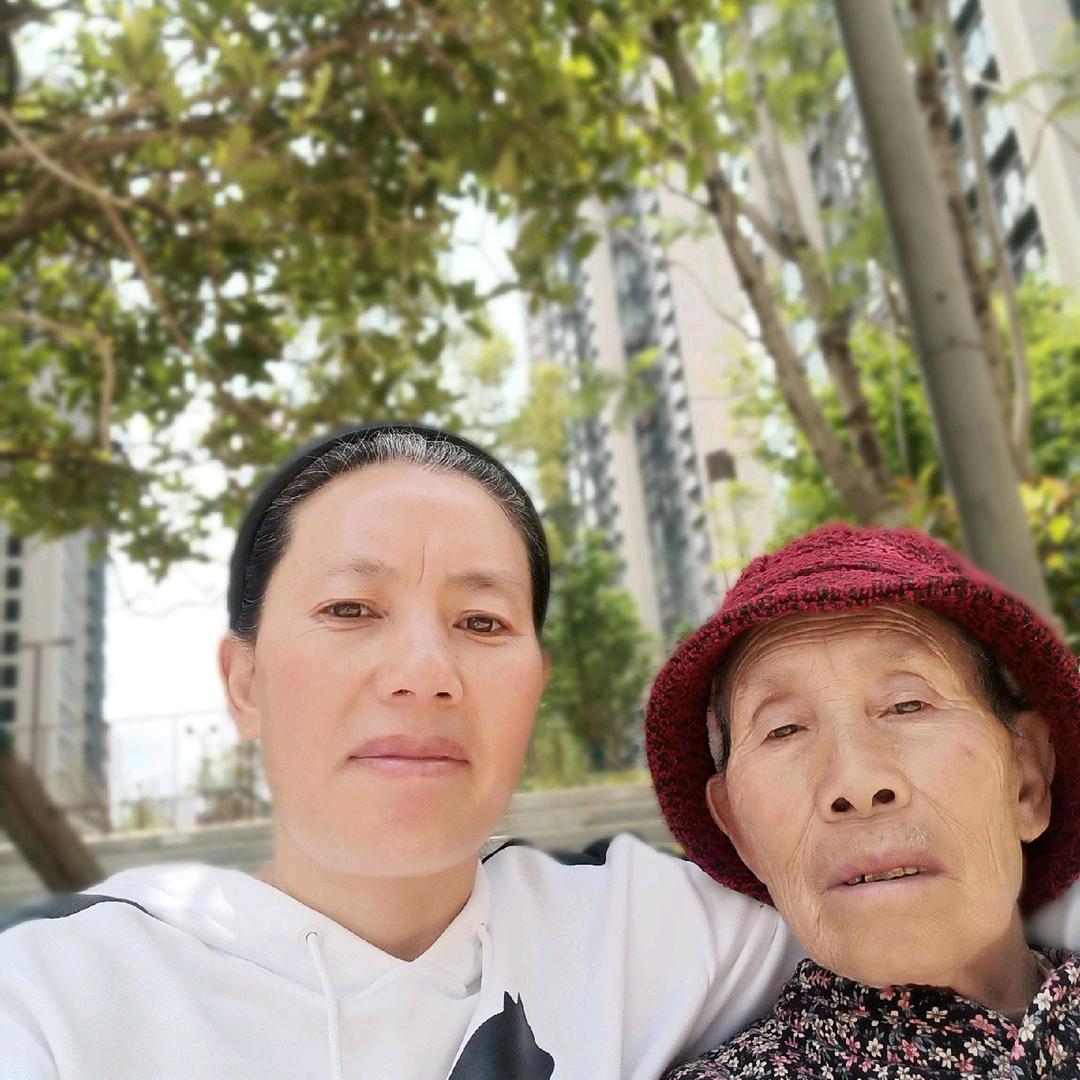 80多岁的妈妈，农村娘两个