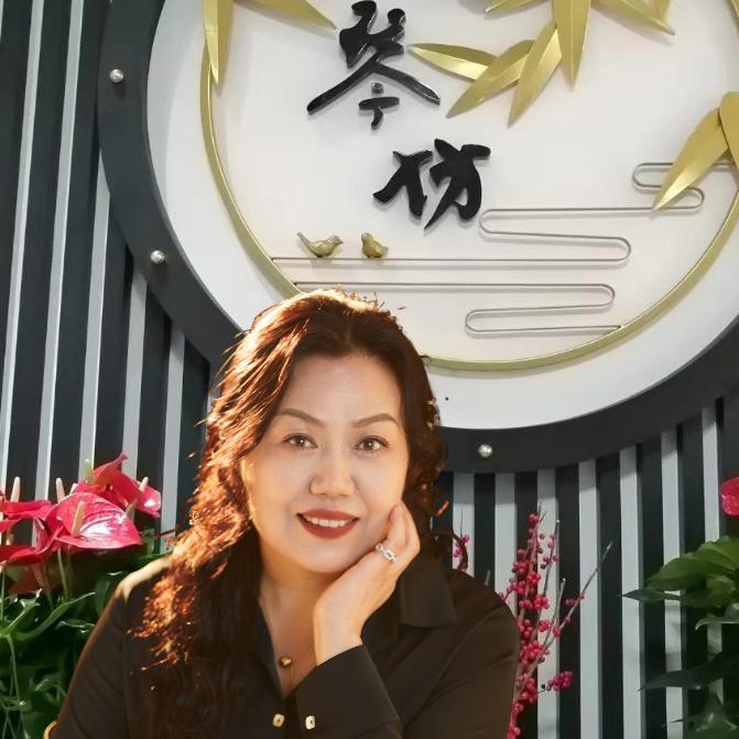 教钢琴的金老师