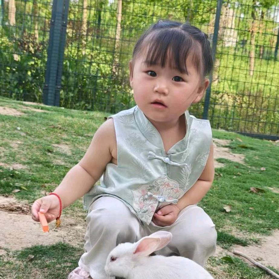 抓白兔的小公主(小九)。