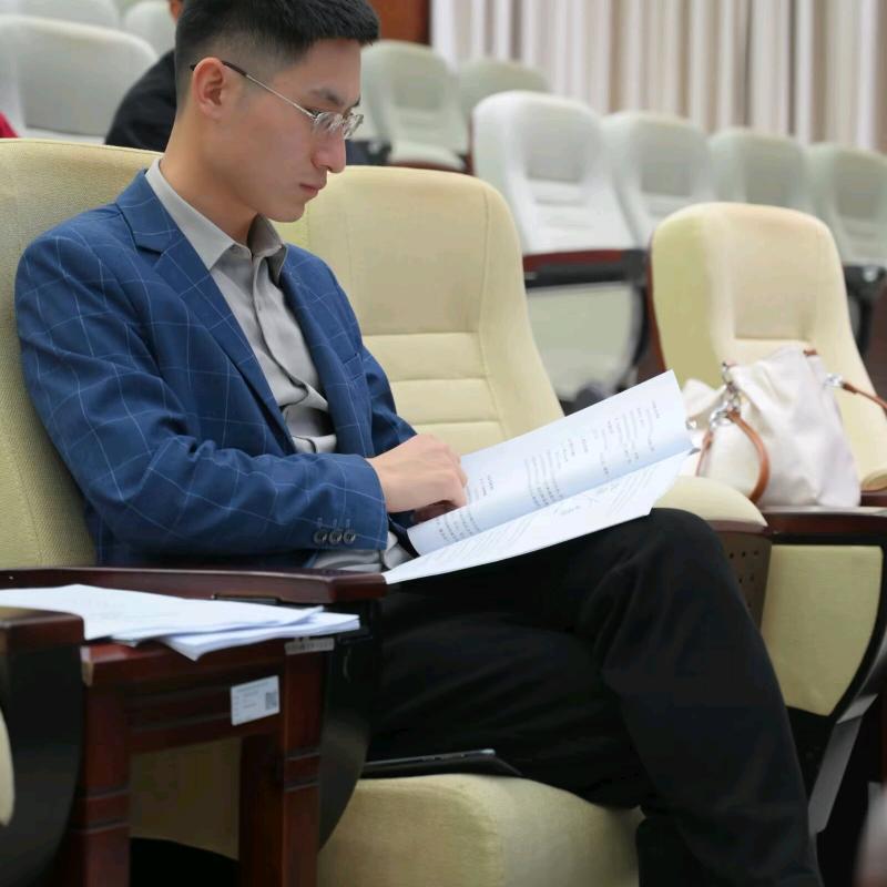 教物理的胡老师