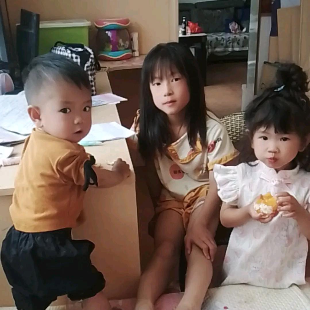 家有三千金媛彤颖