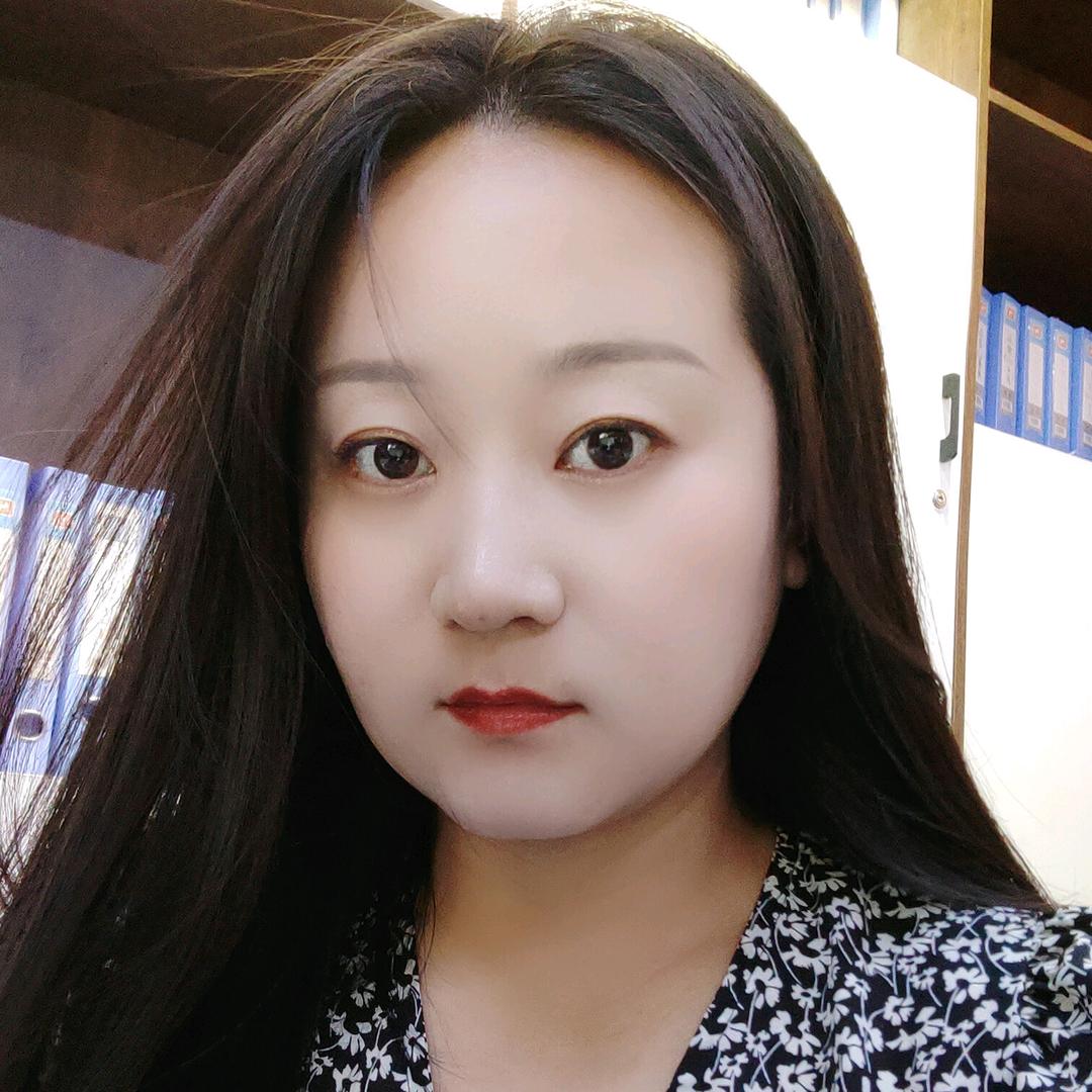 玛丽在隔壁看小说