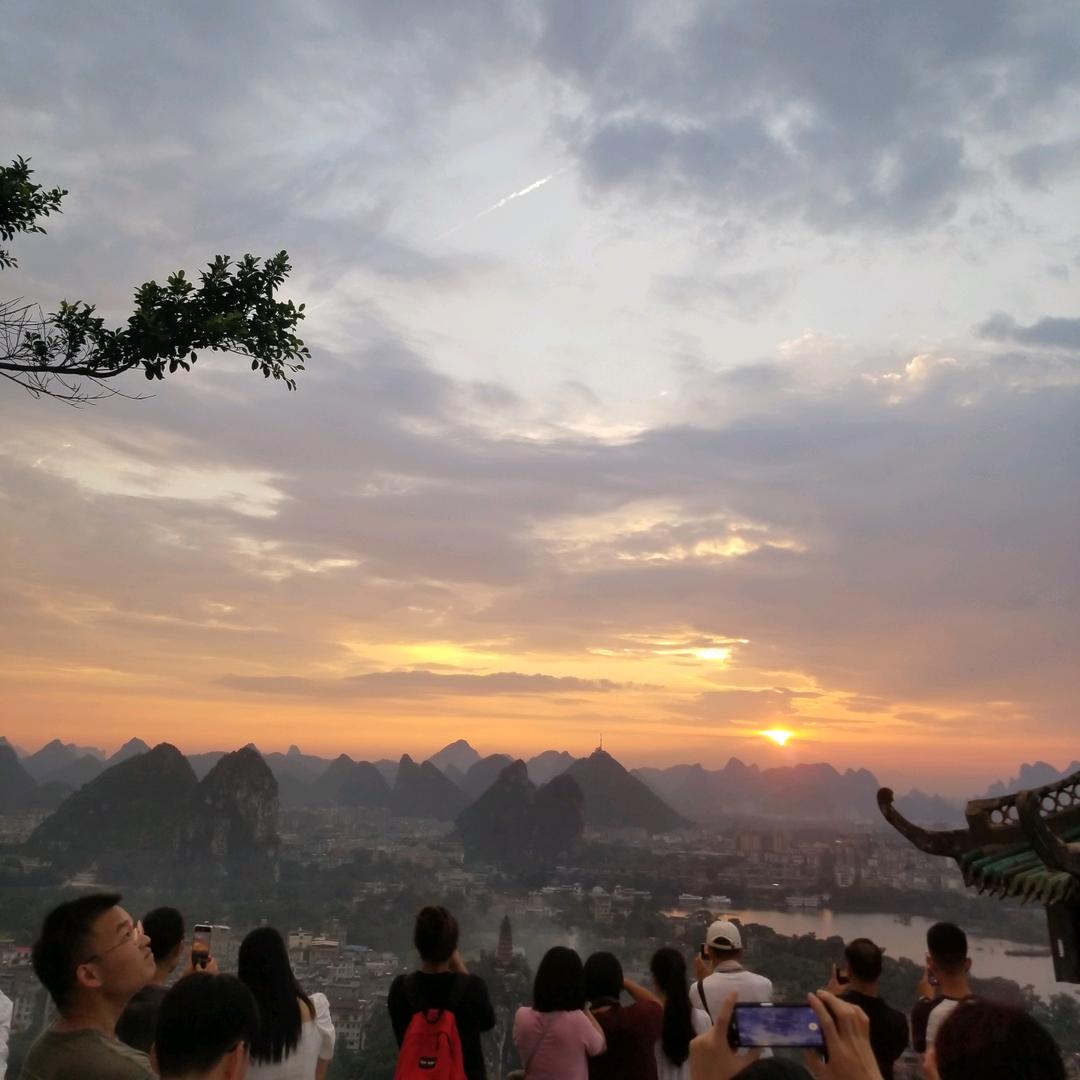 青春没有售价✌︎(ᐛ)✌︎头像