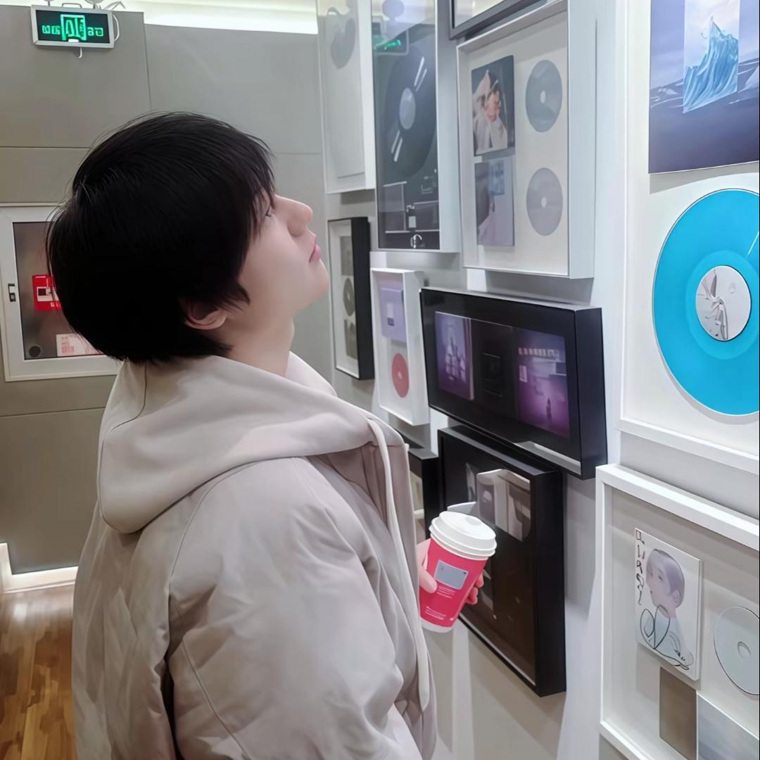 小饼要吃墨鱼苏~.