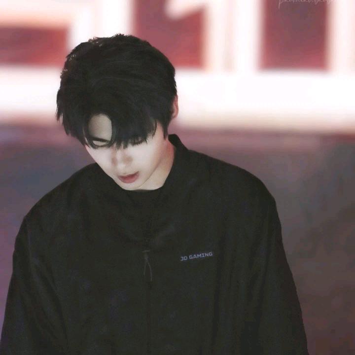 坐朱伯丞腿上抱着paraboy强吻伞兵