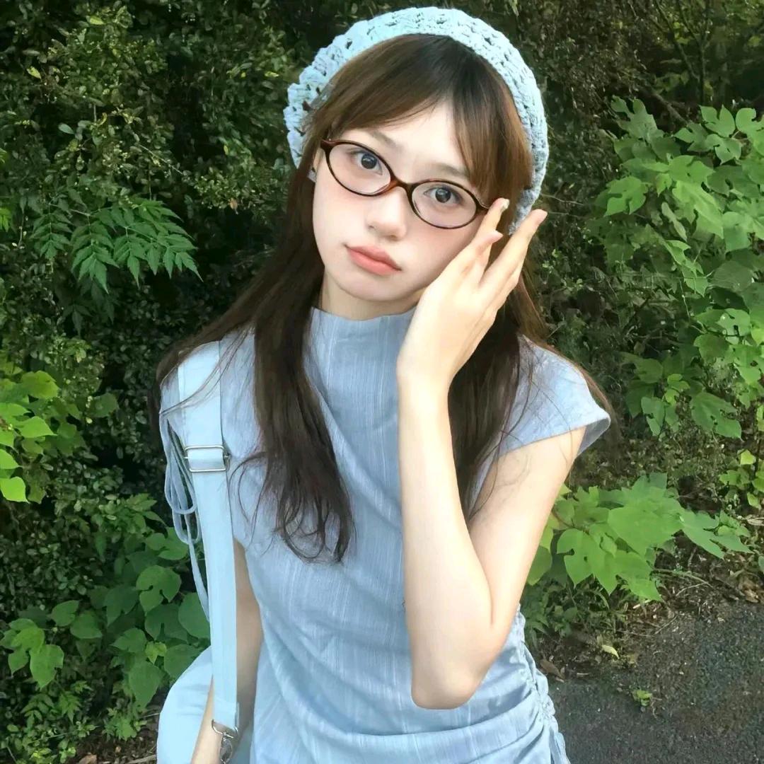 头顶性感内裤的辣母蟑螂