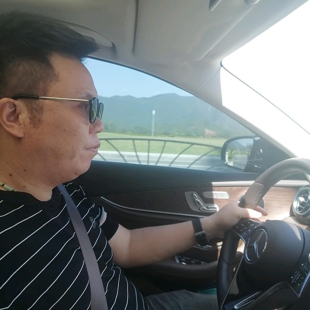 放飞的山鹰