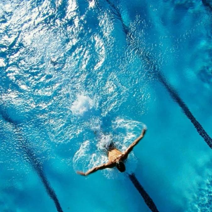 一个教游泳的不知名男子