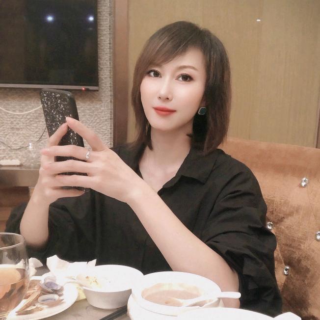 菜菜~橱窗好物20:30开播