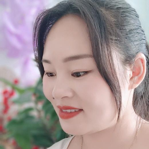 小  何