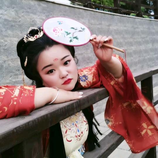 瞅鹰眼😘