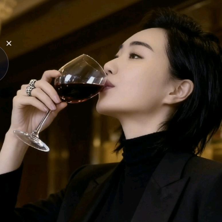 爱喝酒的小娘子🍷🏡🌟