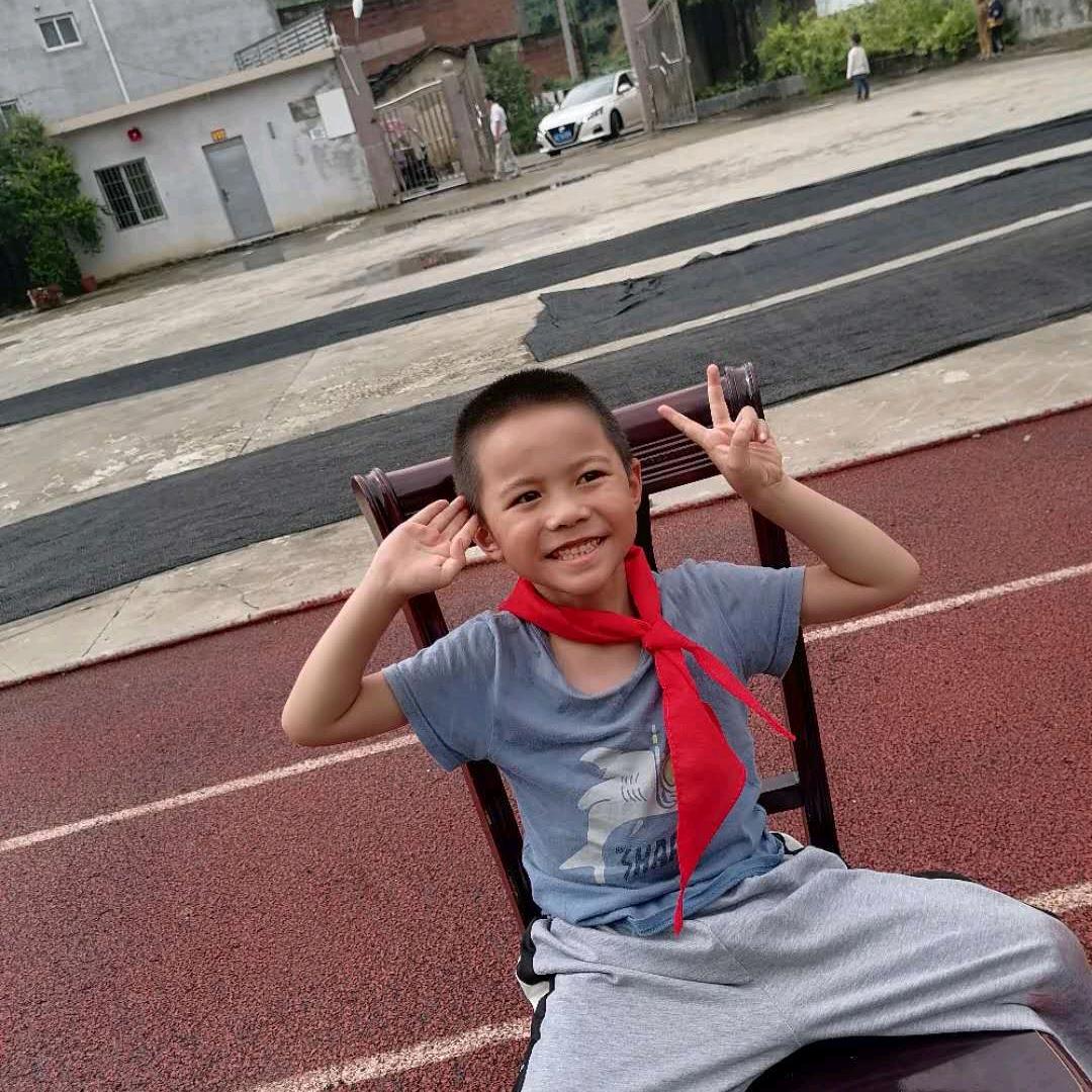 罕见病DMD健豪是一个乐观帅帅的小男孩