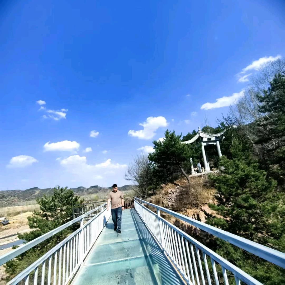 铁锤(๑><๑）。