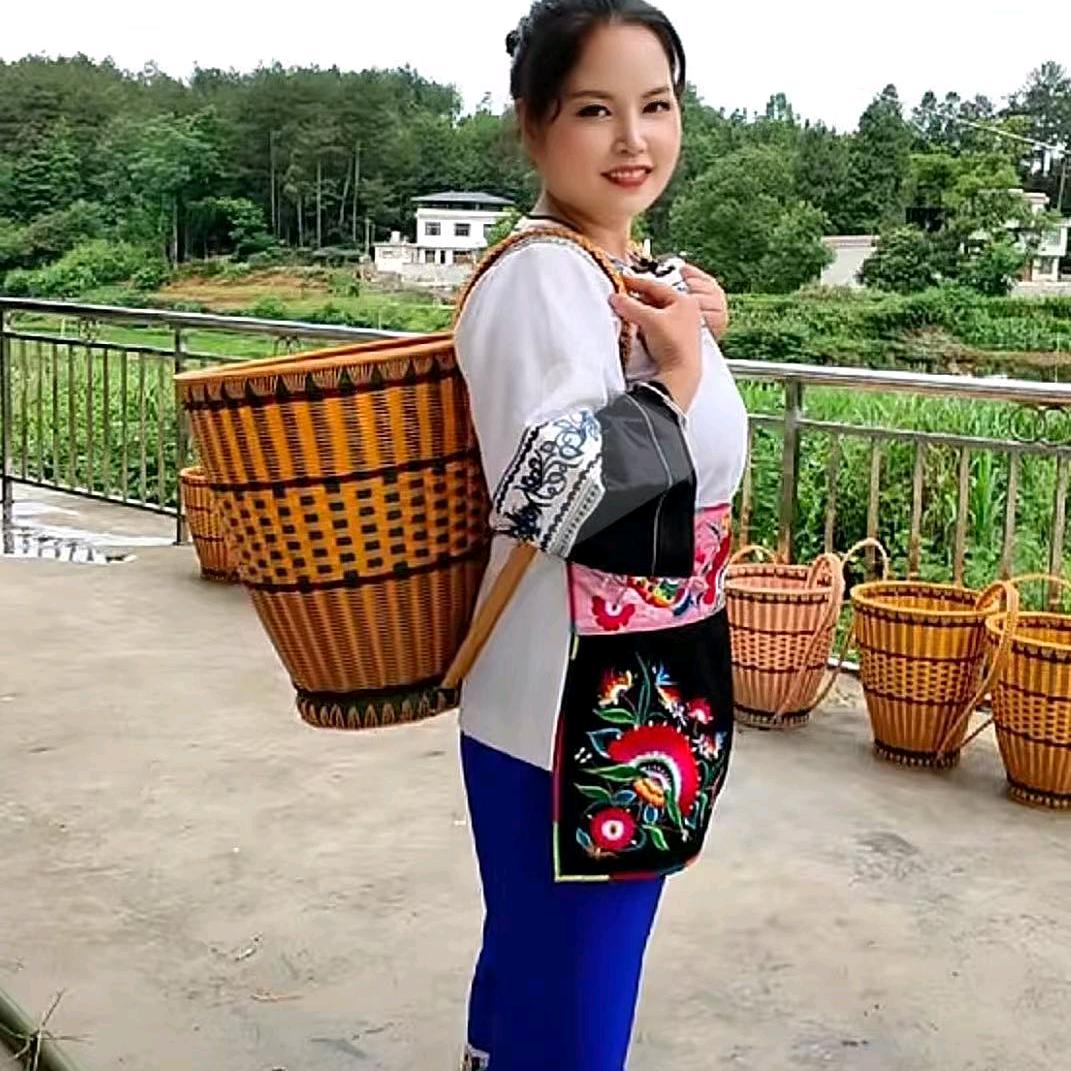 松桃盘信英英手工店。