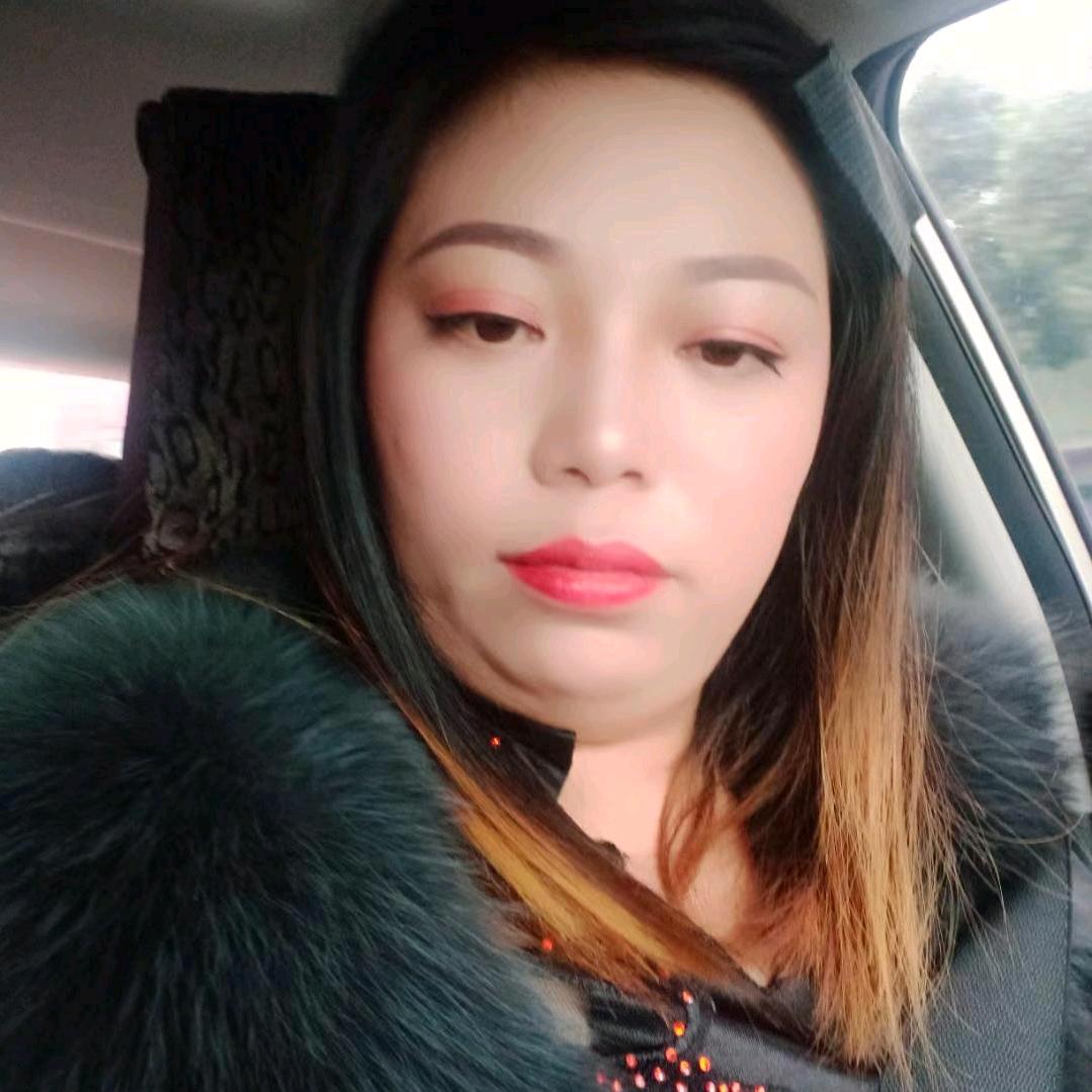 悬崖上的红玫瑰。李琴