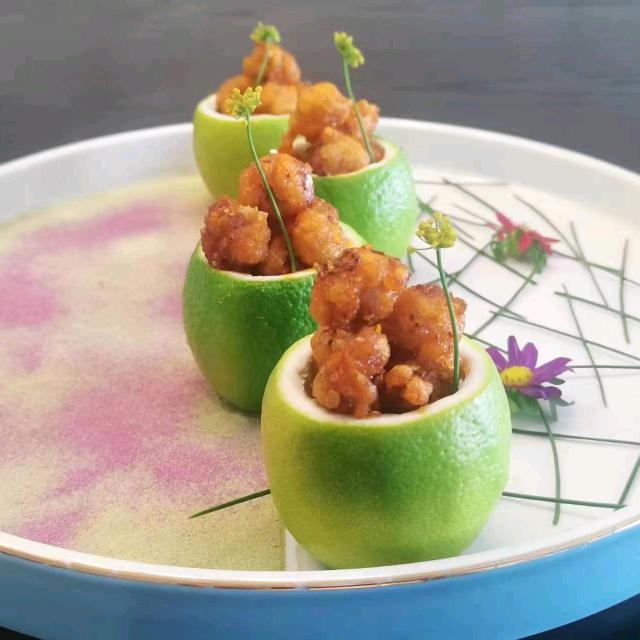 卖铁板炒饭摆摊人