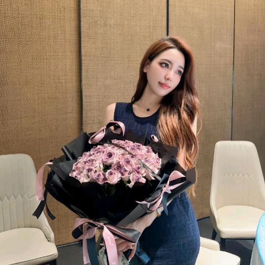 一生清贫怎敢爱佳人！两袖清风怎敢去繁华！