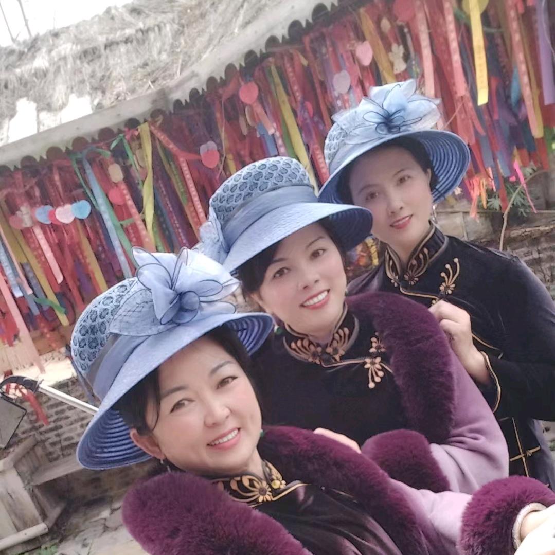 班女士（罗甸民族服装订制)