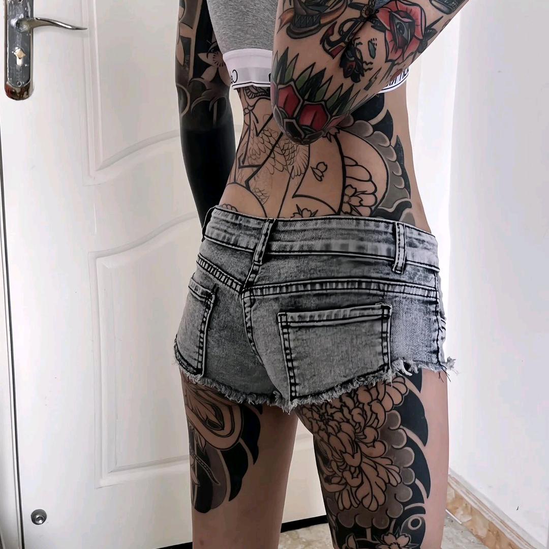 ༒