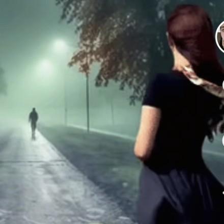 双手插兜独立冷风中