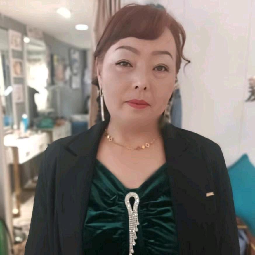 努尔江