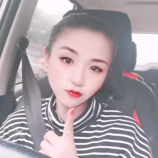 爱臭美的彬儿