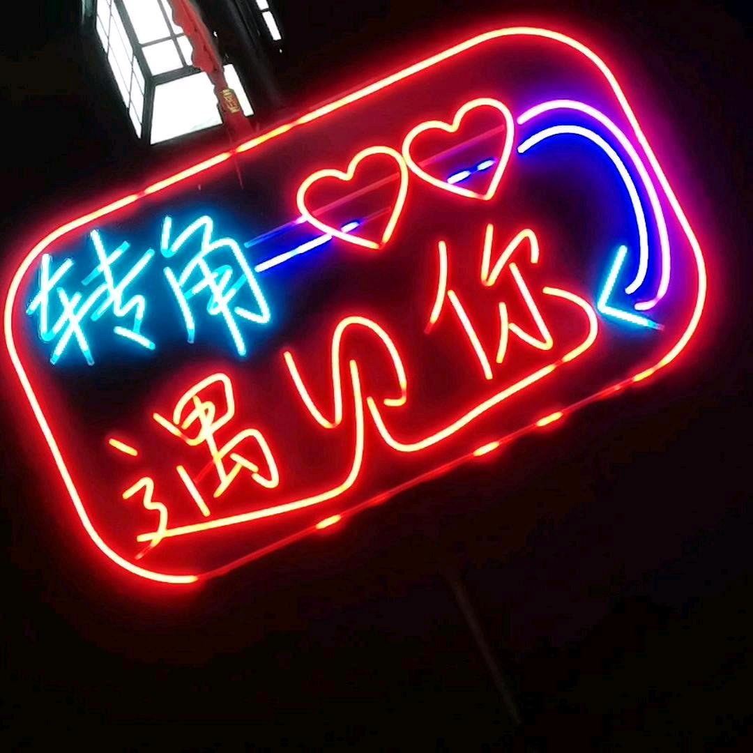 小何