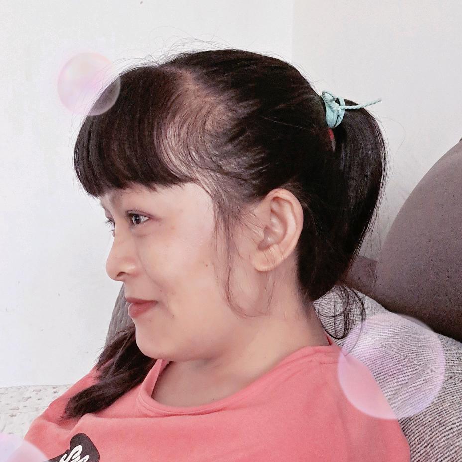 ′坐在前面的那条老狗