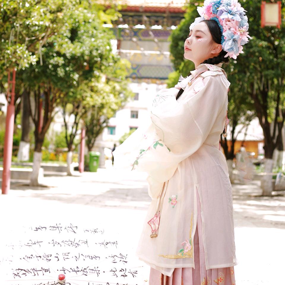 小(ಡωಡ) 李(❁´◡`❁)*✲ﾟ*