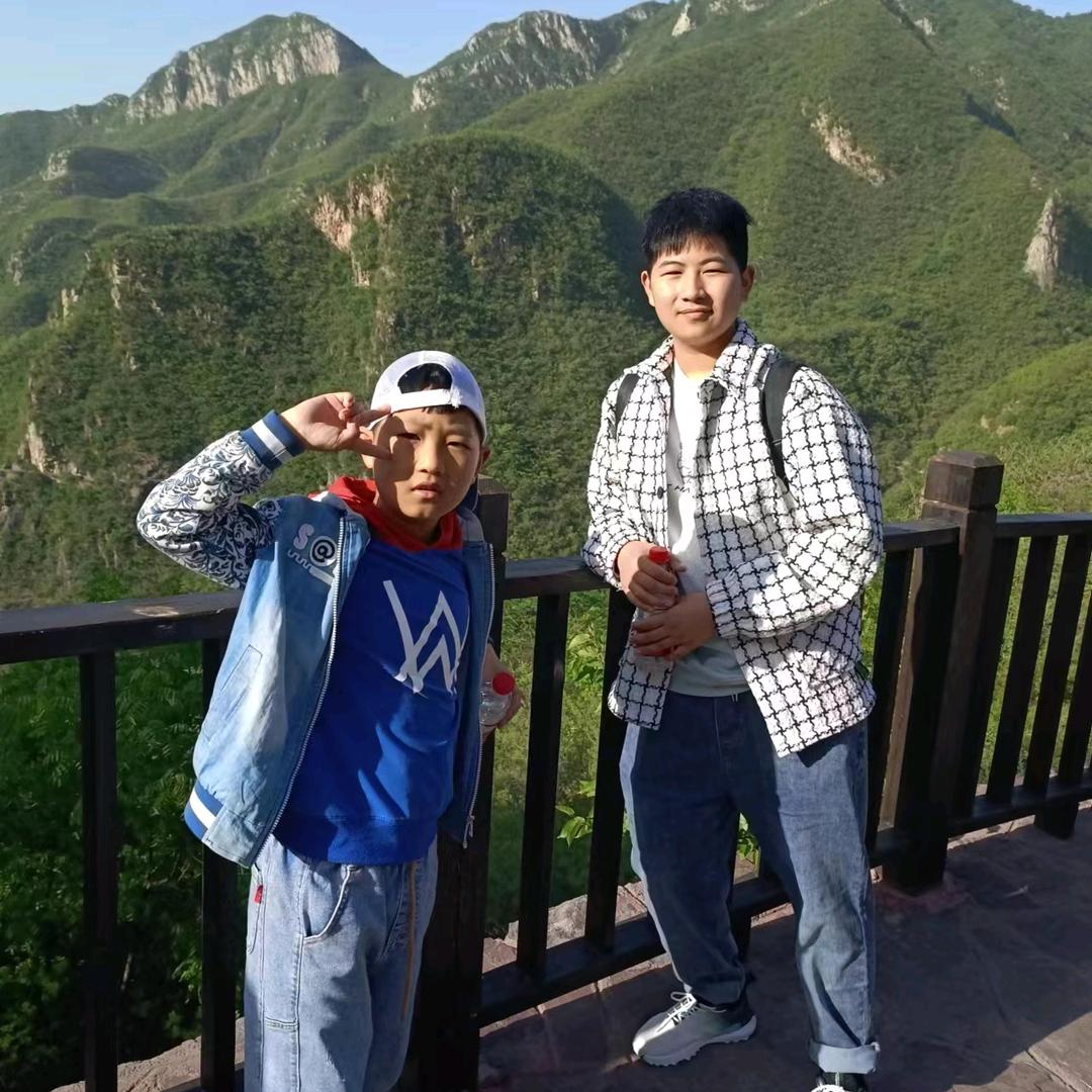 两个小帅哥