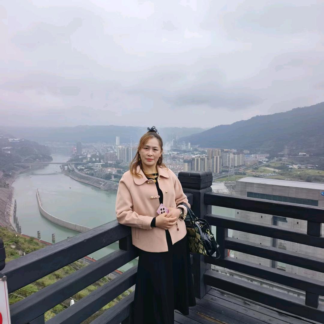 牛叉叉现卤地摊牛排火锅、芋儿肥肠鸡